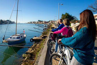 Cyclistes sur la Méditerranée à vélo
