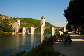 Cyclistes près du pont Valentré à Cahors, vallée du lot